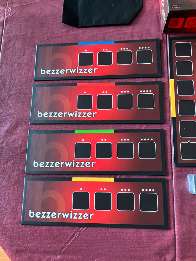 Bezzerwizzer Board Game, New in Open Box dans Jouets et jeux  à Ville de Montréal - Image 2