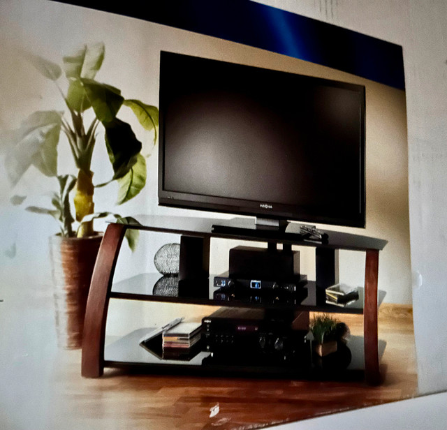 TV table in black glass and wood in TV Tables & Entertainment Units in City of Toronto - Image 2