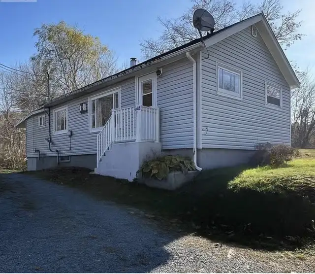 Charming 2-Bedroom Rental on a Spacious Town Lot in Liverpool in Short Term Rentals in Bridgewater - Image 2