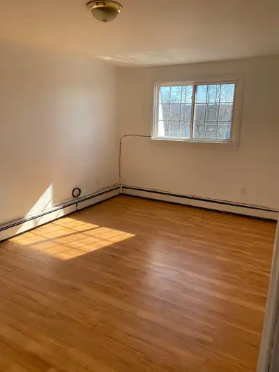 3 Bedroom + Den – Available Now | MARCH RENT FREE | 1312 Bedford Move in today and enjoy March Rent...