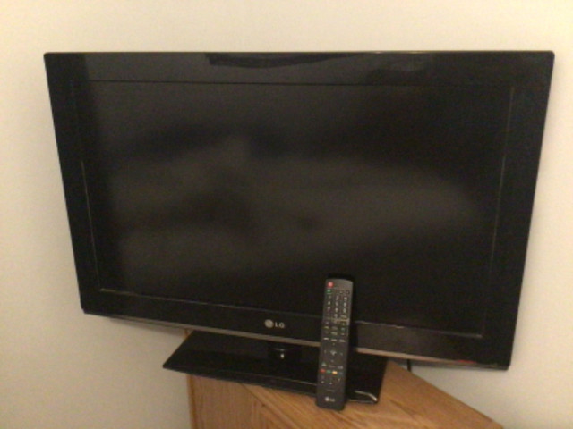 LG TV with remote in TVs in Belleville - Image 2