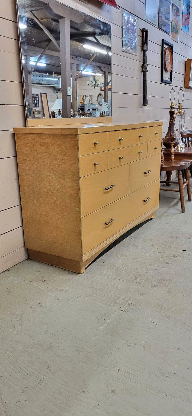Vintage 6-drawer Dresser w/ Mirror dans Commodes et armoires  à Trenton - Image 4
