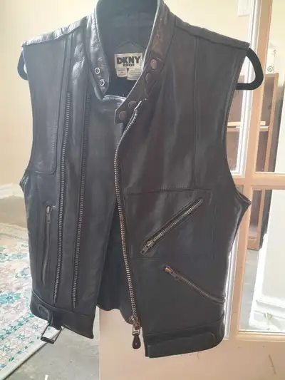 DKNY Leather vintage vest size P in excellent conditions. Motorcycle style.