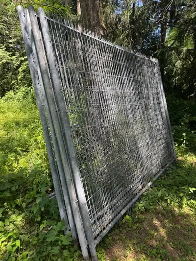 7.5 X 9.5 Premium Galvanized fence panel High quality. Made in Canada We have 5 panels $90/each