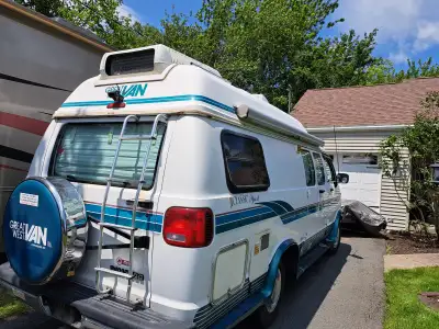 Retro camper van, strong running Dodge Magnum V8, good condition, 203,171 km’s. Fully self contained...