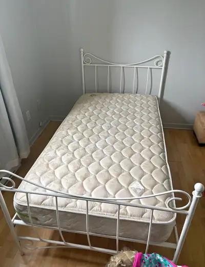 base de lit simple propre confort 95$ possibilité de livraison , View more
