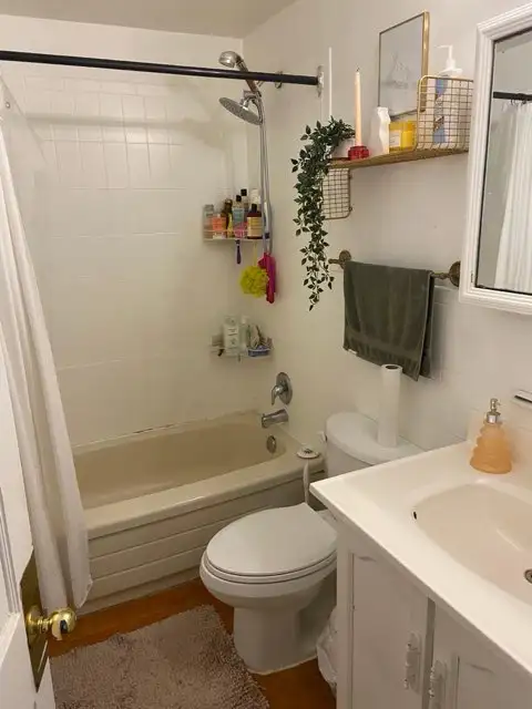 Master bed, Riverdale Danforth  in Room Rentals & Roommates in City of Toronto - Image 8