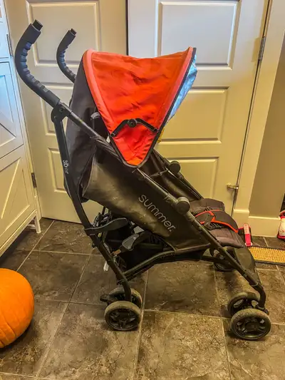 I'm selling a Summer Infant stroller that's perfect for quick trips and travel. It's lightweight and...