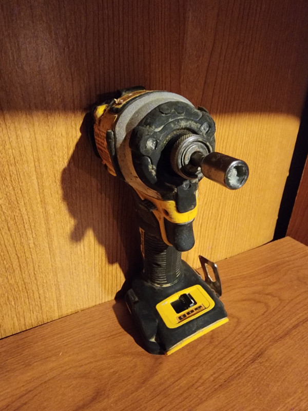DEWALT 20V MAX ATOMIC Lithium-Ion Brushless Cordless Impact Gun in Power Tools in Windsor Region - Image 2