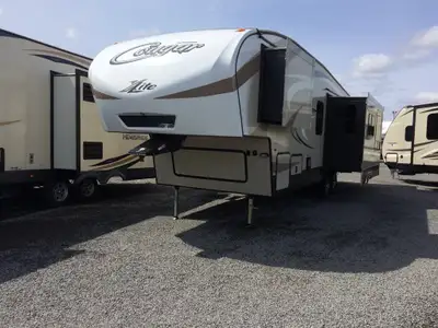 Magnifique Fifthwheel Cougar Lite modèle 28RKS 2018. Très grande aire ouverte avec 2 divans et une g...