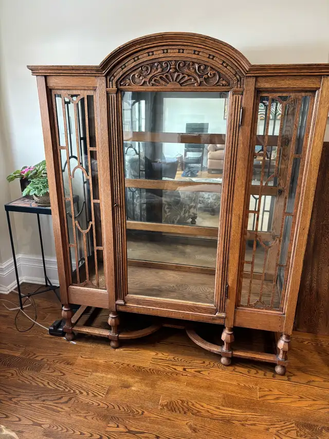 Antique china cabinet in Hutches & Display Cabinets in City of Toronto - Image 3