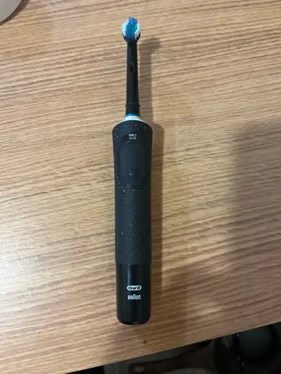 Je vends une brosse à dents électrique Oral-B Braun Pro 1000 en bon état. Cette brosse à dents est p...