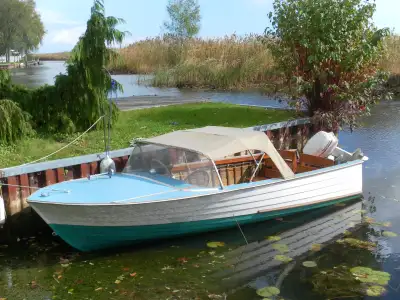Grew Cruiser, built in Penetanguishene, New top, varnish and bottom paint. Mahogany seats, dash and...