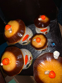 Set vintage pour le buffet motif champignons fait au Canada,rare
