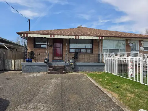 This charming house for rent features comfortable living spaces, with three bedrooms and one bathroo...