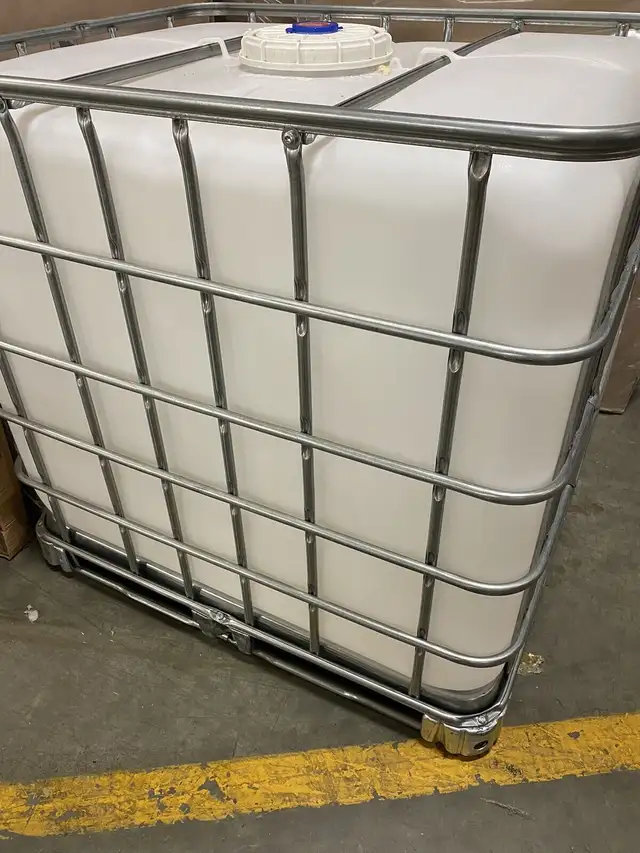 269 Gallon Tote in Tool Storage & Benches in Markham / York Region - Image 3