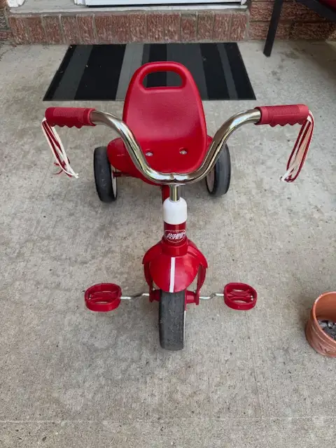 Radio Flyer Ready to Ride Tricycle in Kids in Ottawa - Image 3