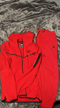 NIKE TECH FLEECE TRACKSUIT RED