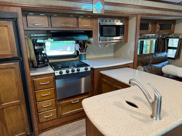 2016 Keystone Outback 326 RL in Travel Trailers & Campers in Kamloops - Image 4
