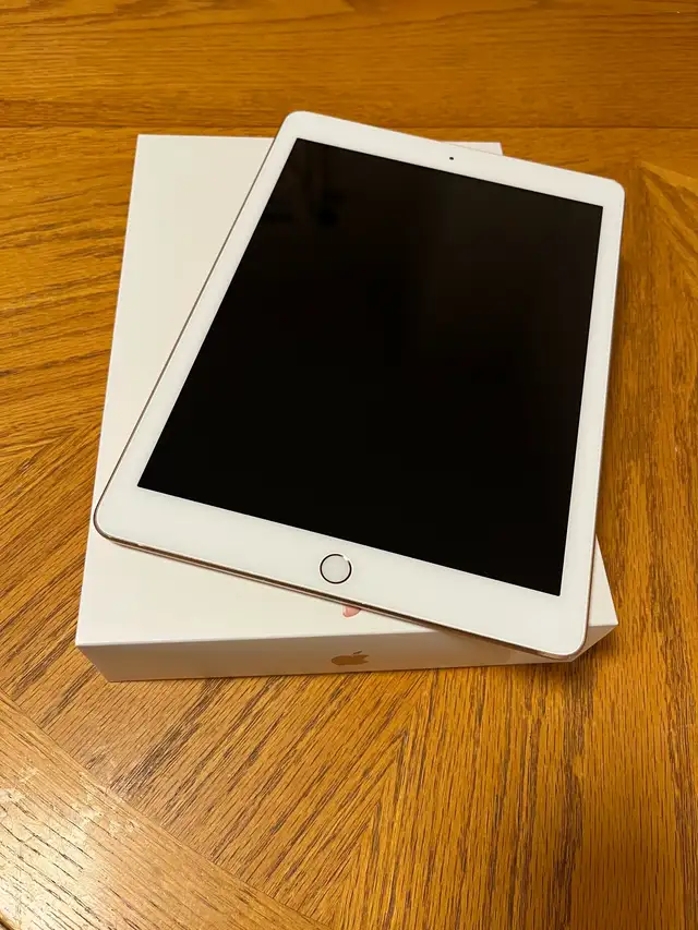 iPad 6th generation - for parts in iPads & Tablets in Oakville / Halton Region - Image 2