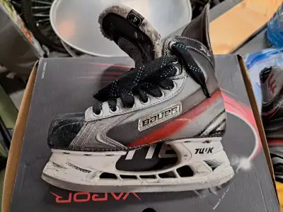 Bauer Junior Hockey Skates size 4D.
