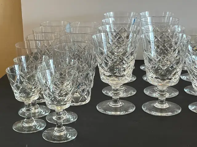 VINTAGE WEBB CORBETT CUT CRYSTAL 40 PC SET STEMMED GLASSES in Kitchen & Dining Wares in City of Montréal - Image 5