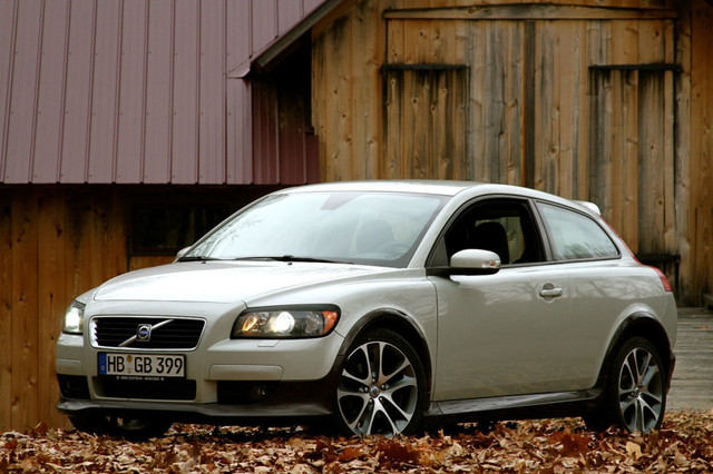2008 Volvo C30 T5 200 000km - SALVAGE part out OR replace engine in Cars & Trucks in Barrie - Image 2