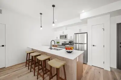 Luxury 3 Bedroom Apartment Near The Maples for Rent!