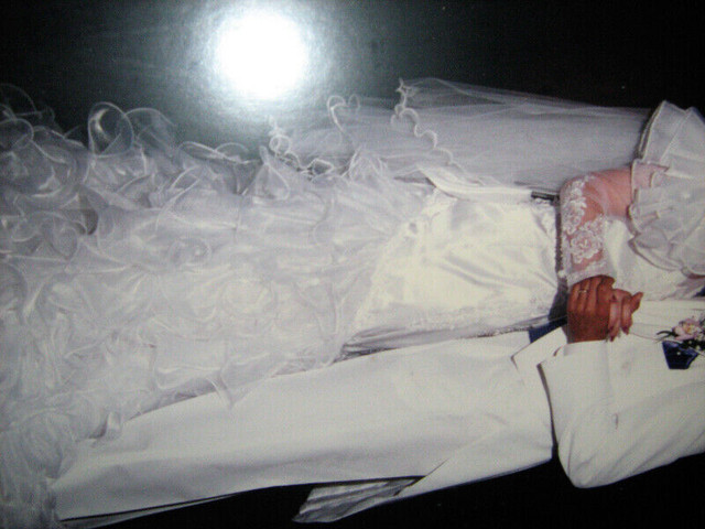 Wedding dress size 5 / mermaid style in Wedding in Sudbury
