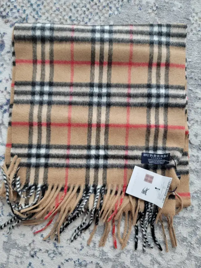 AUTHENTIC BURBERRY CASHMERE SCARF in Women's - Bags & Wallets in Oakville / Halton Region - Image 2
