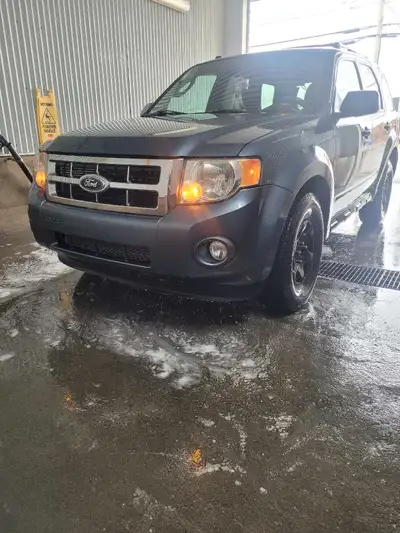 Ford escape 2011 a vendre pour pièces ou complet. La transmission a de la misère elle donne des coup...