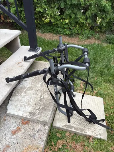 Porte vélo adaptable à plusieurs types de voitures, C’est le même que celui là ...