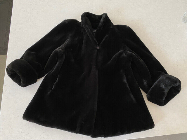 Manteau d'hiver noir en fausse fourrure dans Femmes - Hauts et vêtements d'extérieur  à Ouest de l’Île