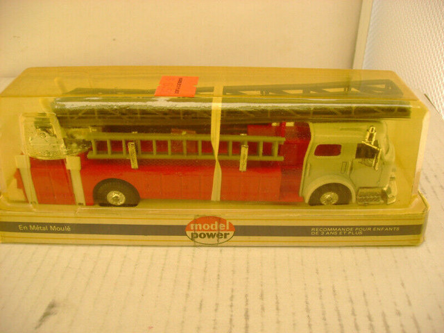 Die-cast 1/48 scale American LaFrance 2-axle 100ft  Ladder Truck in Toys & Games in Bedford