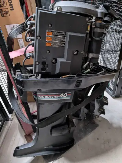 Mercury 40 hp complete motor with electric tilt with a bad cylinder,good for parts
