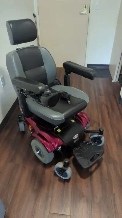 Model: CTM HS-2850 Compact Mid Wheel Drive Power Chair. Its in good condition overall, light wear &...