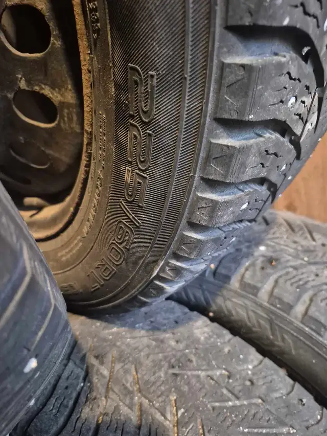 4 Pneus d'hiver à clous Nokian Hakkapeliitta – 225/60R17 in Tires & Rims in Shawinigan - Image 2