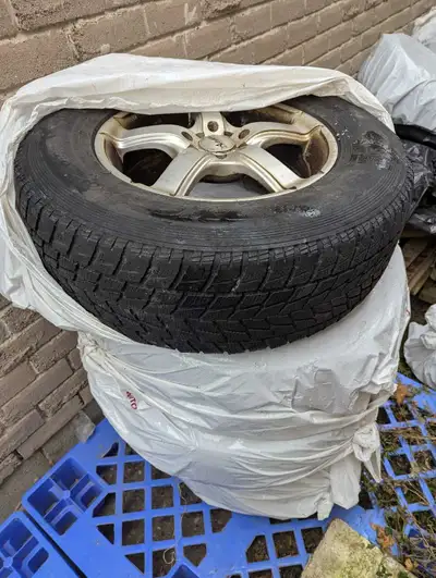Advanti racing rims alloys with multiple bolt patterns. Comes with bolts and wrench key. It has stil...