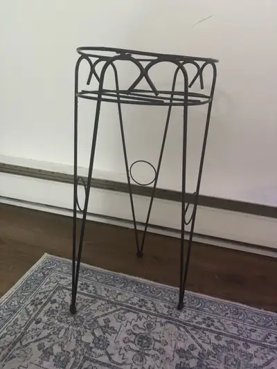 Support de plantes à trois pieds. Ne peut pas supporter un poids lourd