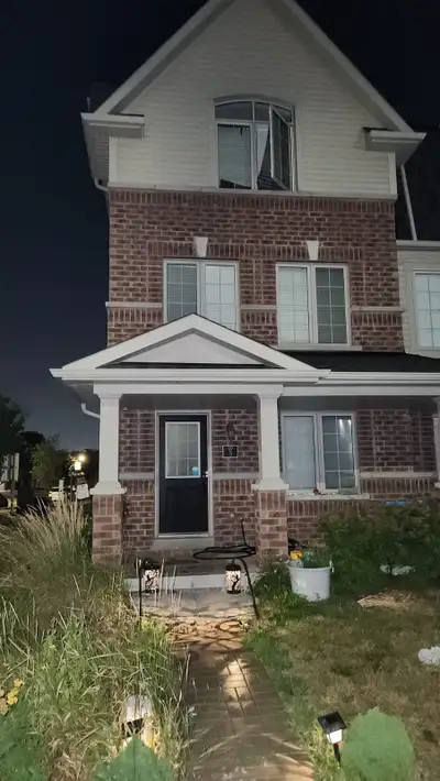 Full house ($2850) or individual rooms ($650/ $750/$900) available in gorgeous end-unit, with side y...