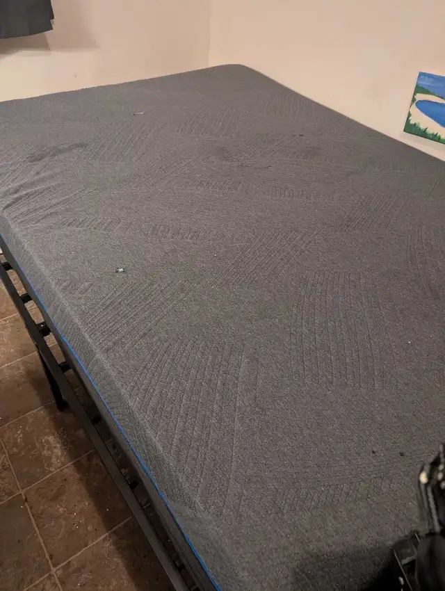 Title: Queen Size Memory Foam Mattress  – Excellent Condition –  in Beds & Mattresses in Vancouver - Image 2