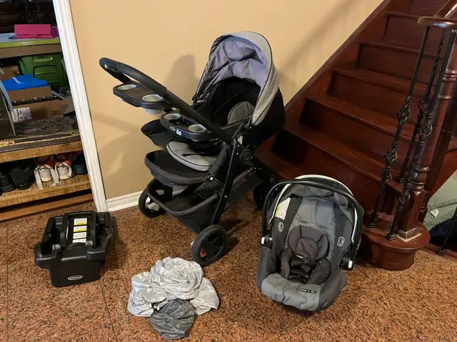 Graco stroller . Reversible seat .Car seat with base in Strollers, Carriers & Car Seats in Markham / York Region - Image 2