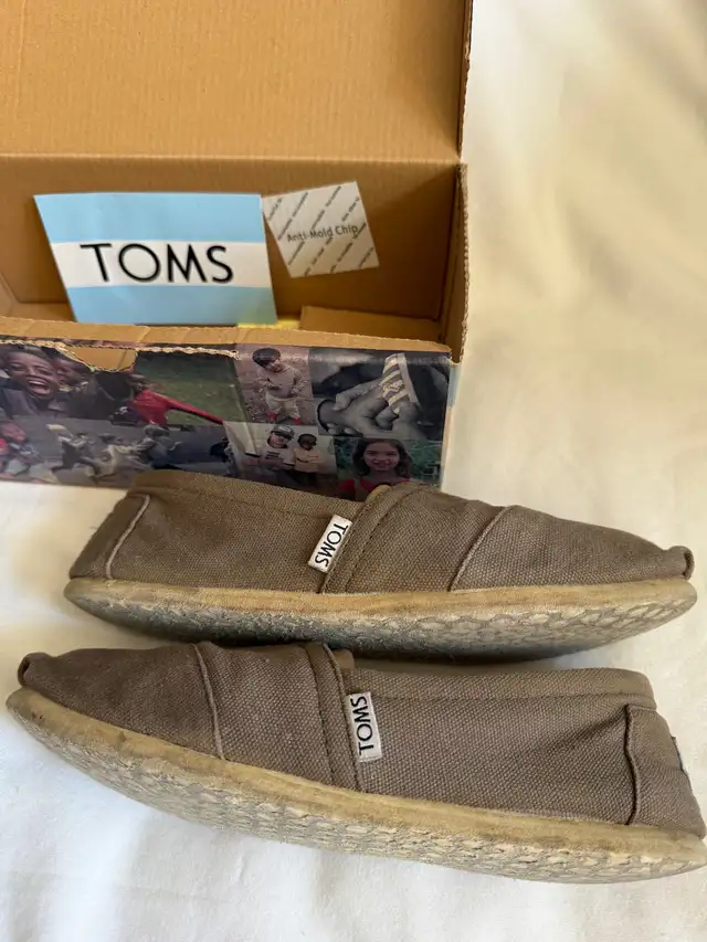 Women's Original Classic TOMS Canvas Shoes, Size 7, Ash in Women's - Shoes in Markham / York Region - Image 7
