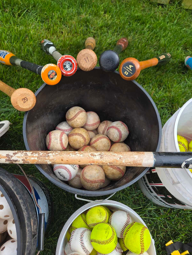 Youth baseball supplies (balls,bats,training gear) in Baseball & Softball in Oshawa / Durham Region - Image 2