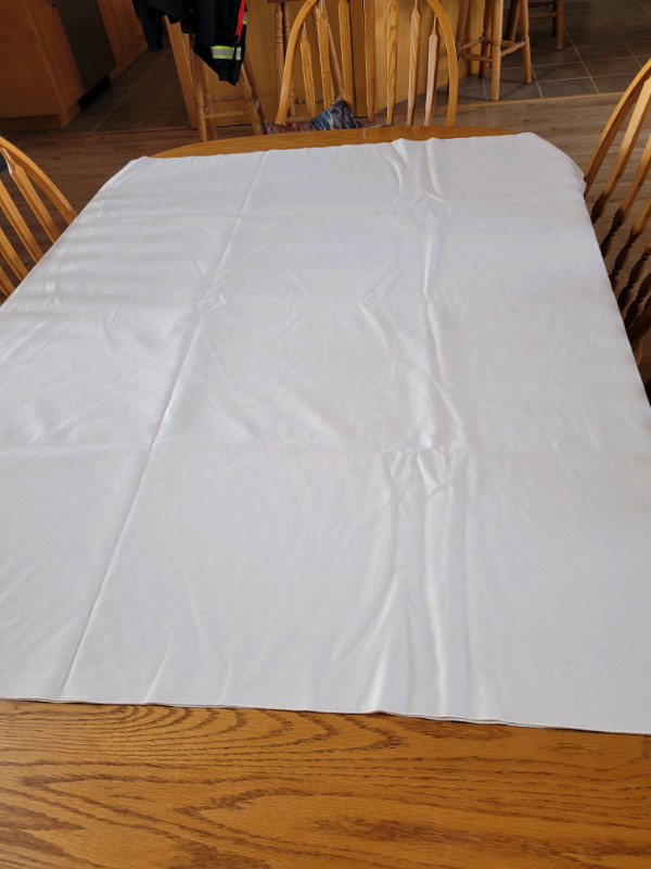 Plain Ivory Tablecloths in Other in Belleville - Image 3