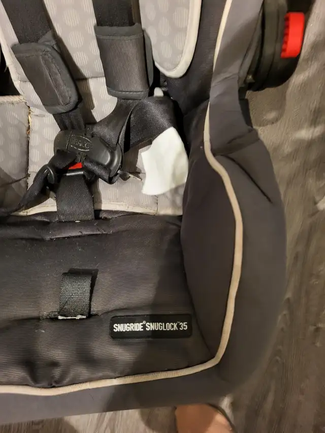 Baby car seat/perfect for newborn.Gently used but like new in Strollers, Carriers & Car Seats in Edmonton - Image 4