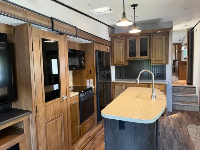 2018 36ft Fifth Wheel for sale in Travel Trailers & Campers in Quesnel - Image 3