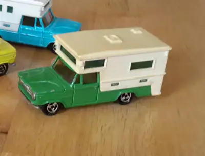 Vintage Majorette Dodge camping-car vert 1:80 diecast / partie mobile un peu jaunie. Photos 3 et 4 :...