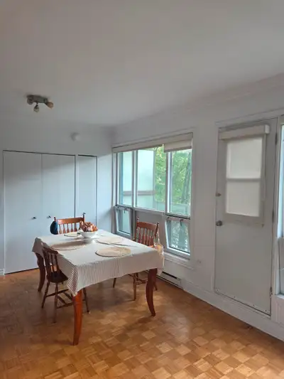 3 1/2 apartment in Westmount In the second flood of an 8 floor modern high rise. 2 minute walk to th...