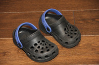 Sandale noire et bleue comme des Crocs pour enfant, grandeur 7.